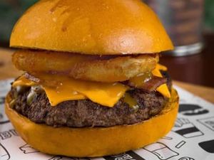 imagem do produto Pequeno Prazer com Fritas e Vitamina de Açaí ou Coca-Cola