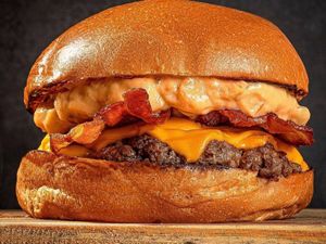 imagem do produto Luxuria com Fritas e Vitamina de Açaí ou Coca-Cola.