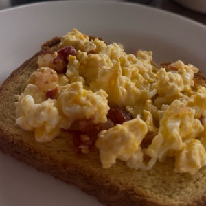imagem do produto TOAST INTEGRAL COM OVOS MEXIDOS