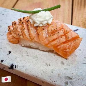 imagem do produto 5 niguiri de salmão maçaricado