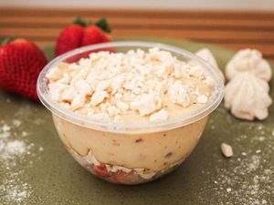 imagem do produto Camada Trufada de Morango com Suspiro