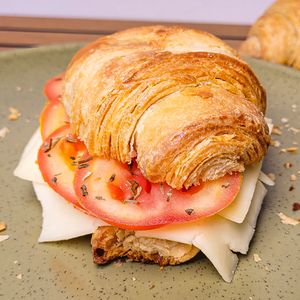 imagem do produto Croissant Tomate, Queijo e Orégano