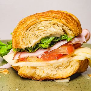 imagem do produto Croissant com Queijo, Peito de Peru, Tomate e Alface