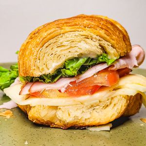 imagem do produto Croissant Completo+Cookie de Colher+Coca Cola Mini