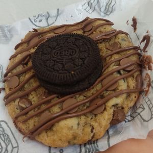 imagem do produto Cookies de Oreo com gotas de chocolate e creme de avelã.