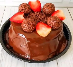 imagem do produto Bolo Vulcão Brigadeiro com Morango