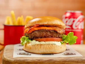 imagem do produto Cheddar Bacon Burguer + Porção de fritas e Bebida