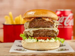 imagem do produto Comodoro Burguer + Porção de fritas e Bebida