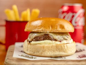 imagem do produto Clássico Burguer + Porção de fritas e Bebida