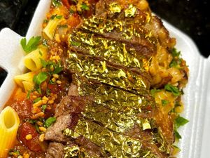 imagem do produto Espaguete com contra filé, folheado a ouro.