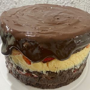 imagem do produto Fatia bolo de ninho com morangos e chocolate 