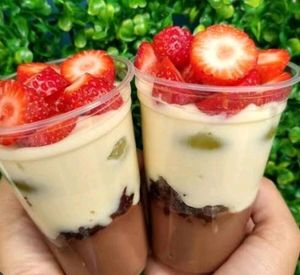 imagem do produto Copo da felicidade de brownie com uvas verdes e morango