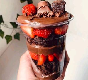 imagem do produto Copo da felicidade brownie com Brigadeiro e Morango.