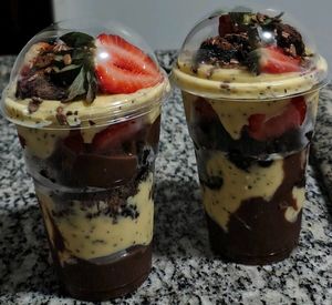 imagem do produto Copo da felicidade brownie, maracujá e morango