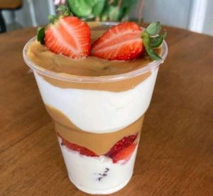 imagem do produto Copo da felicidade brownie com chantilly, morango e doce de leite