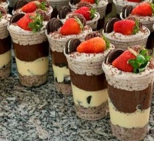 imagem do produto Copo da felicidade Duo Oreo com morango