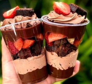 imagem do produto Copo da felicidade Brownie com mousse de chocolate e  morango