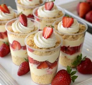 imagem do produto Copo da felicidade bolo de Ninho com morango