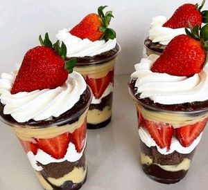 imagem do produto Copo da felicidade brownie com Ninho, ganache,morango e chantilly