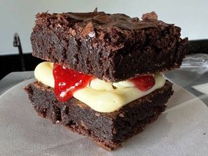 imagem do produto Brownie recheado com brigadeiro de Ninho e geleia artesanal de morango