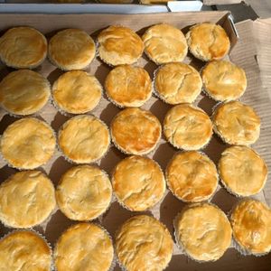 imagem do produto Caixa de Empadas: Frango ou Charque ( 50 Und )