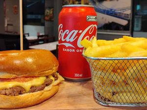 imagem do produto 800 - Combo John Lennon - Lanche Beatles + fritas + Coca Cola 350 ml