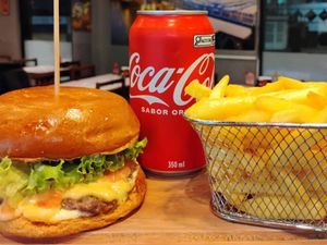 imagem do produto 801 Combo Watson - Lanche Sherlock Holmes + batata + Coca Cola 350 ml