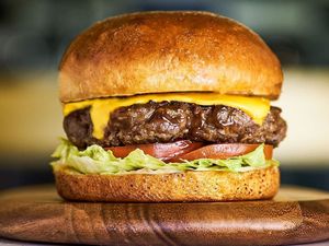 imagem do produto Desejo Intenso com Fritas e Vitamina de Açaí ou Coca-Cola