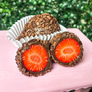 imagem do produto Coxinha de brigadeiro C/ Morango 🍓