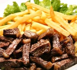 imagem do produto Contra filé em tiras acebolado,batata frita e suco de manga 300ml