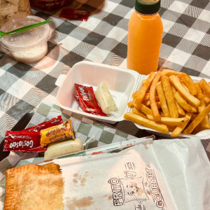 imagem do produto TRIO SEM ERRO. ( PASTEL 23CM + FRITAS + SUCO DE MARACUJÁ DE 300ML ) 