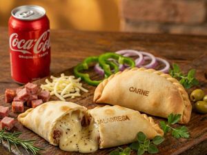 imagem do produto Combo 2 Empanadas + Coca Cola 350ml
