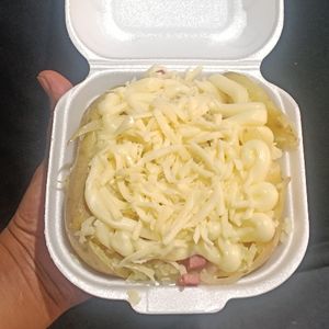 imagem do produto batata recheada de bacon com molho branco.