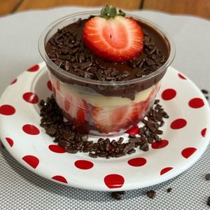 imagem do produto Bombom de morango no pote 