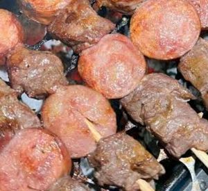 imagem do produto Espetinho  misto +farofa e vinagrete