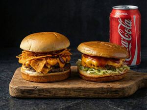 imagem do produto 2 Burguers Premium + Coca-Cola Original 350ml