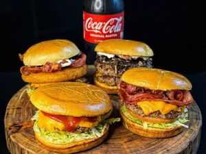 imagem do produto Combão - 4 Burguers Premium Artesanais + Coca-Cola Original 600ml