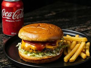imagem do produto Burguer Minnie + Fritas Combo + Coca-Cola 350ml