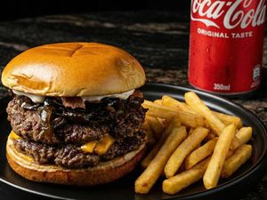 imagem do produto Lobinho Burguer + Fritas Combo + Coca-Cola 350ml