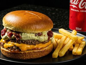 imagem do produto Mega Burguer Branca de Neve + Fritas Combo + Coca-Cola 350ml