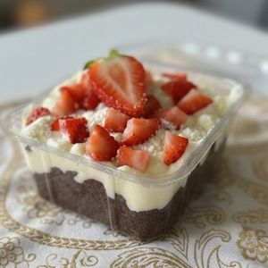 imagem do produto Escondidinho de brownie: ninho com morango 