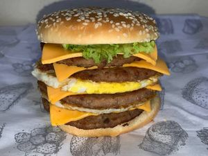 imagem do produto 4 carnes, 4 queijos cheddar, 2 ovos, molho da casa e alface