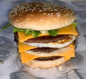 imagem do produto 3 carnes, 3 queijos cheddar, 2 ovos, bacon, molho da casa e alface