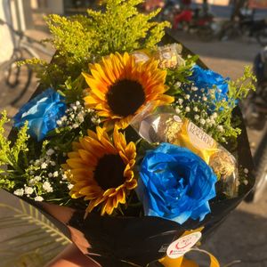 imagem do produto Arranjo com rosa azul, girassol e ferrero rocher