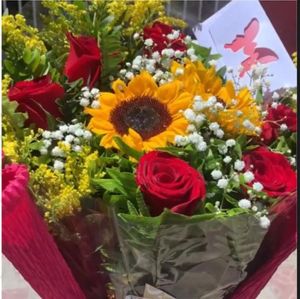 imagem do produto Arranjo com 06 rosas importadas e 02 girassóis