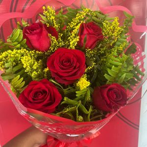 imagem do produto Arranjo com 05 rosas importadas