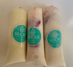 imagem do produto Sacolé gourmet de Ninho com morangos inteiros