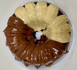 imagem do produto Bolo de chocolate com cobertura de brigadeiro e de maracujá