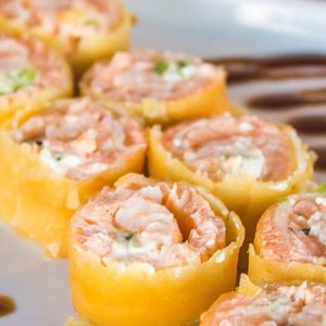 imagem do produto MAKI HOT ROLL SALMÃO CRU COM CAMARÃO 05 UN.