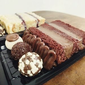 imagem do produto Bolo de chocolate e docinhos